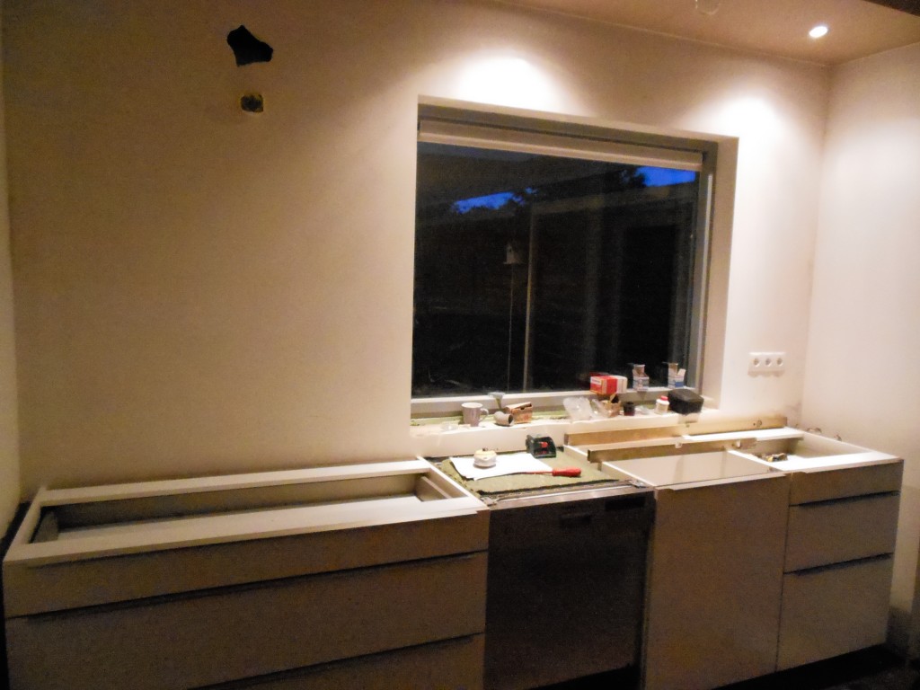 Aanrechtblok met spotjes in plafond ingebouwd