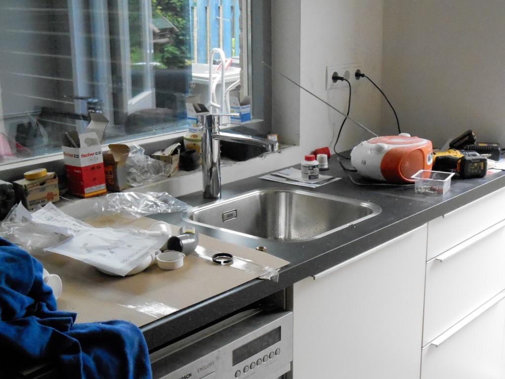Spoelbak en kraan afgemonteerd